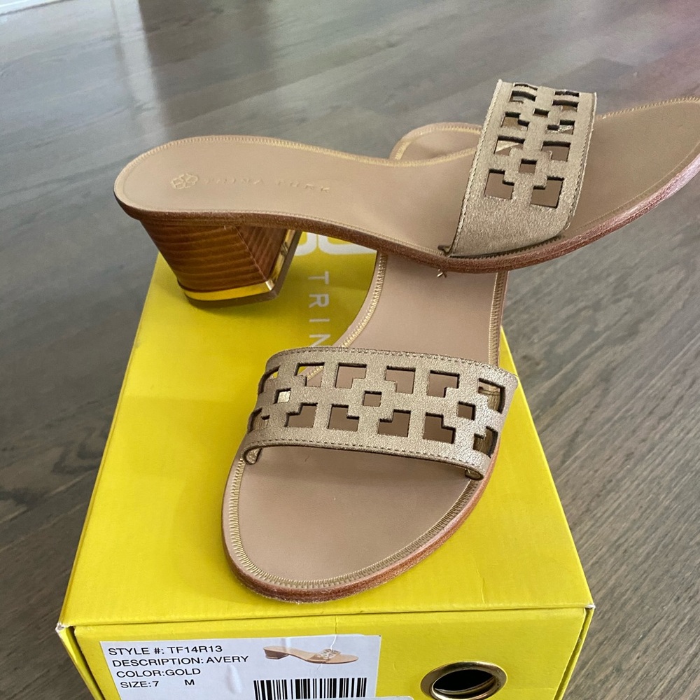 Trina Turk Avery gold Flat Sandals sz 7